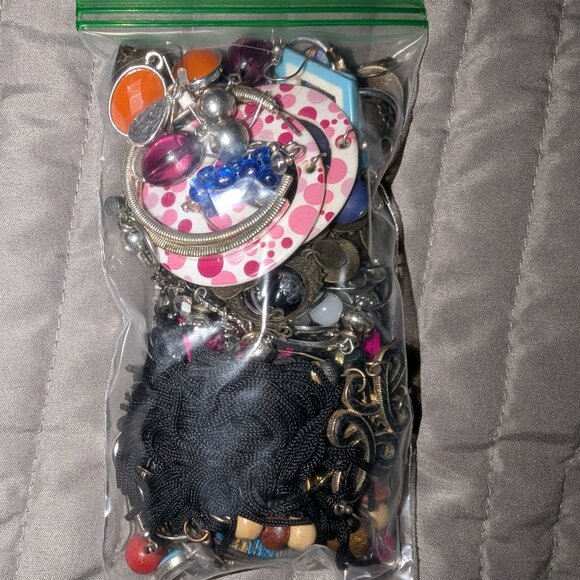 $3 with Bundle ~ Mixed Matching Earring Grab Bag 4362 - Picture 1 of 5
